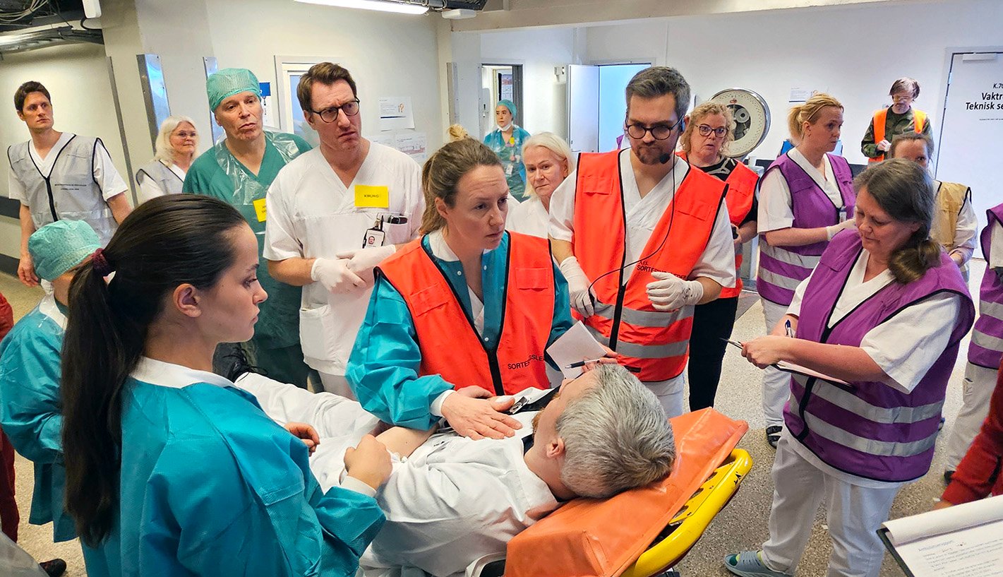 En gruppe mennesker i et rom