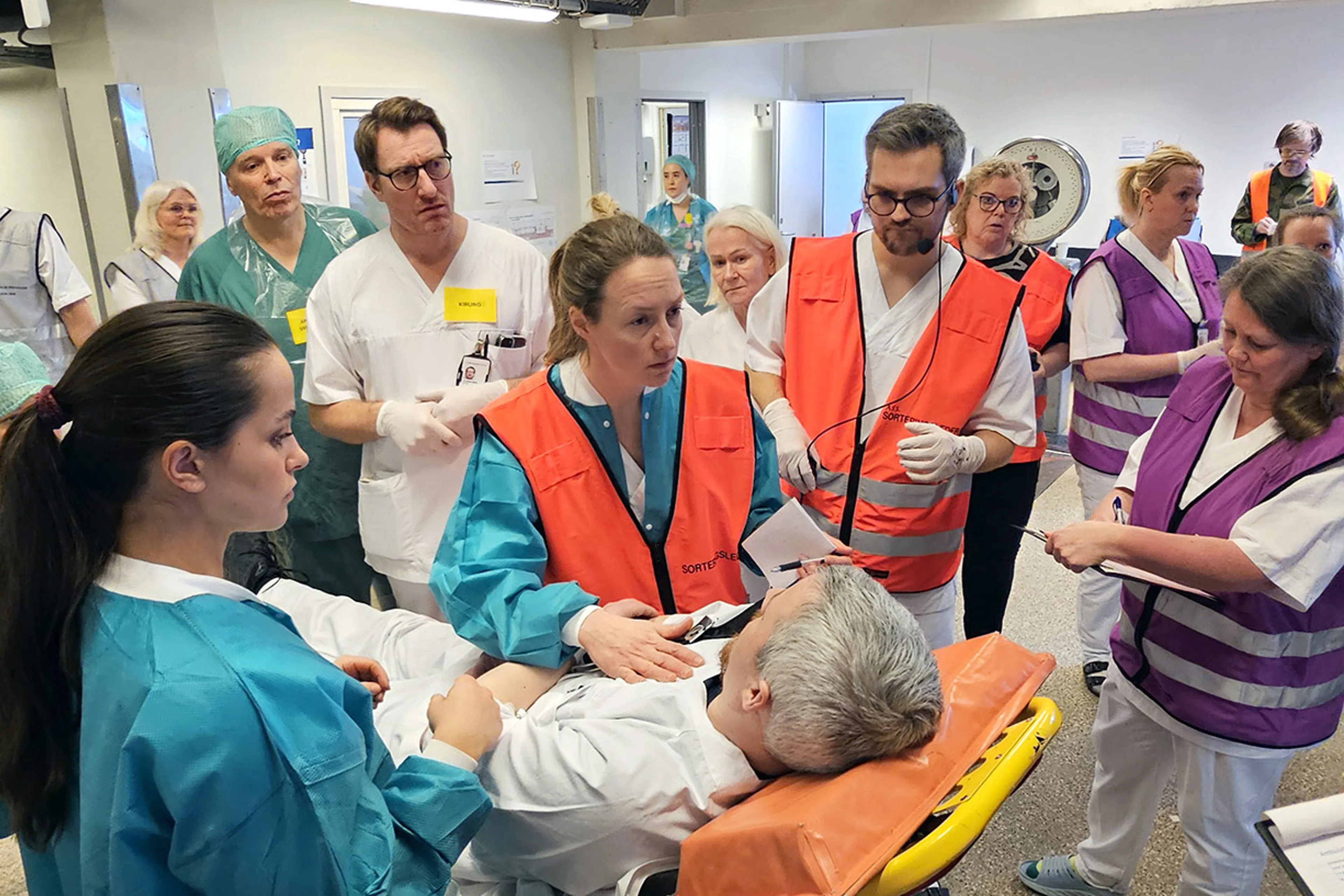 En gruppe mennesker i et rom