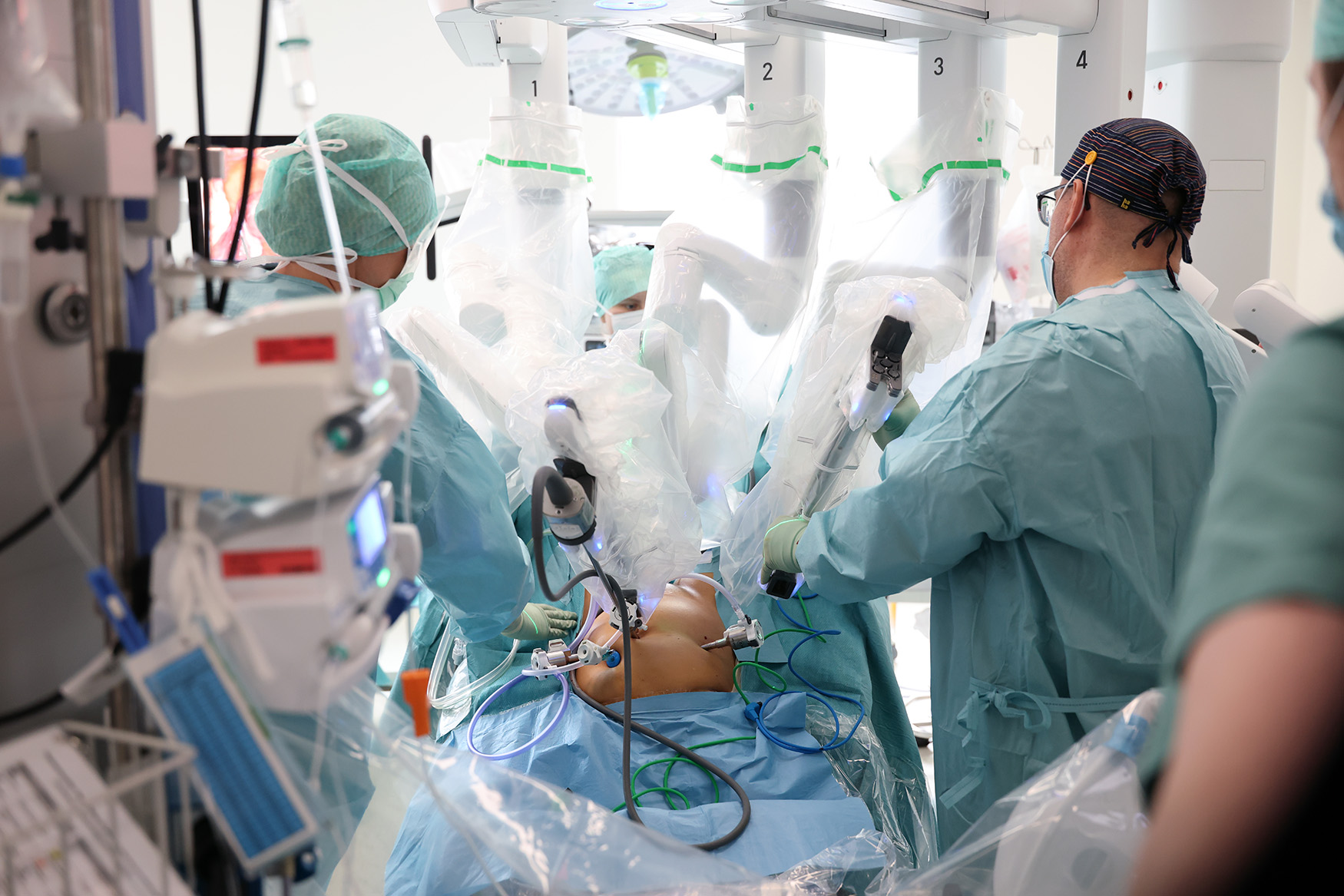 En person i kirurgisk kappe