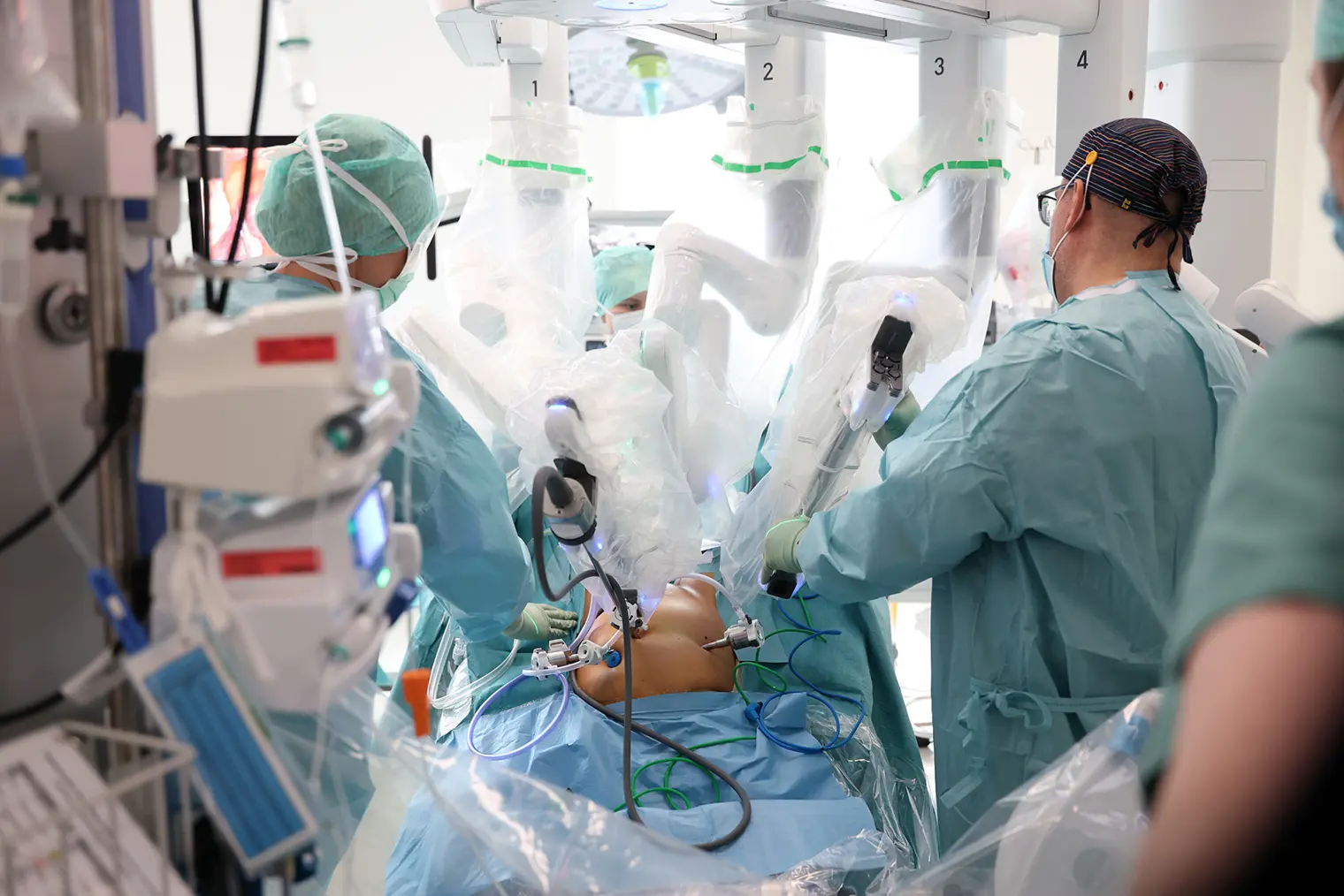En person i kirurgisk kappe