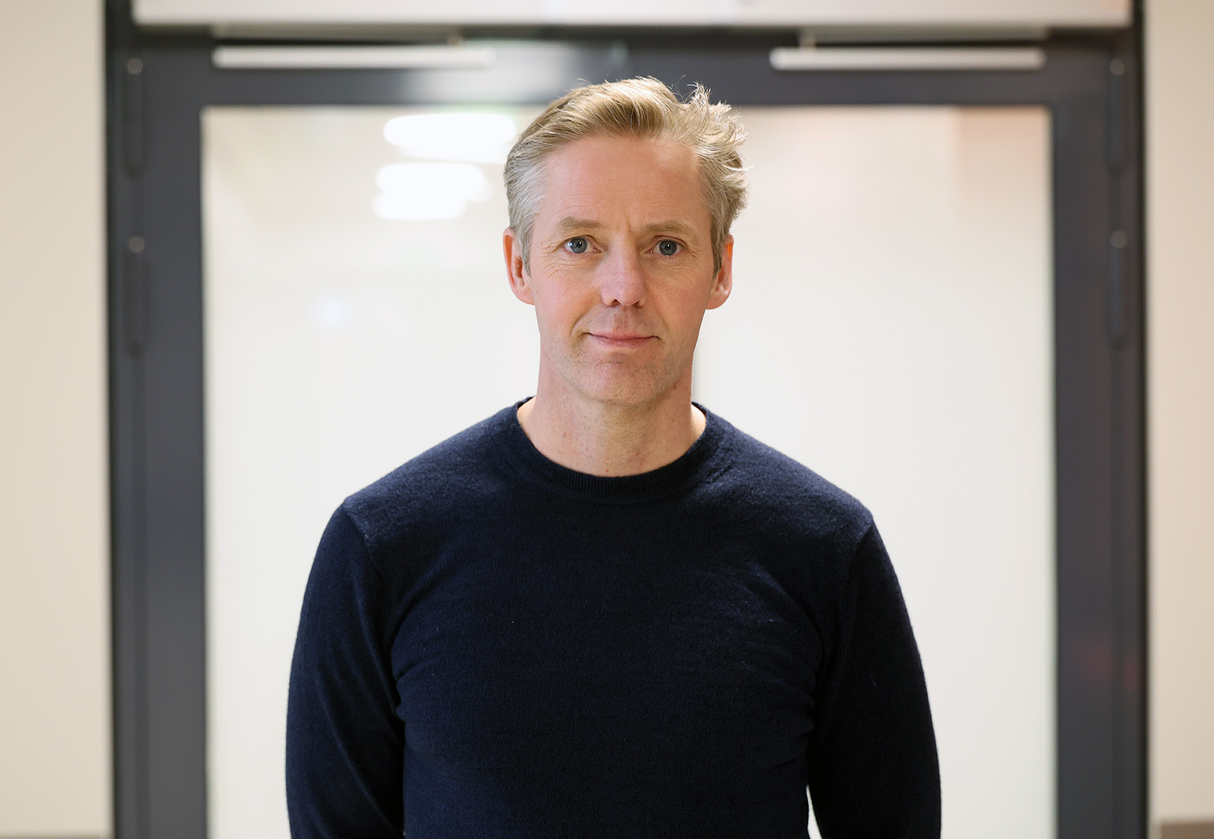 En mann i svart skjorte