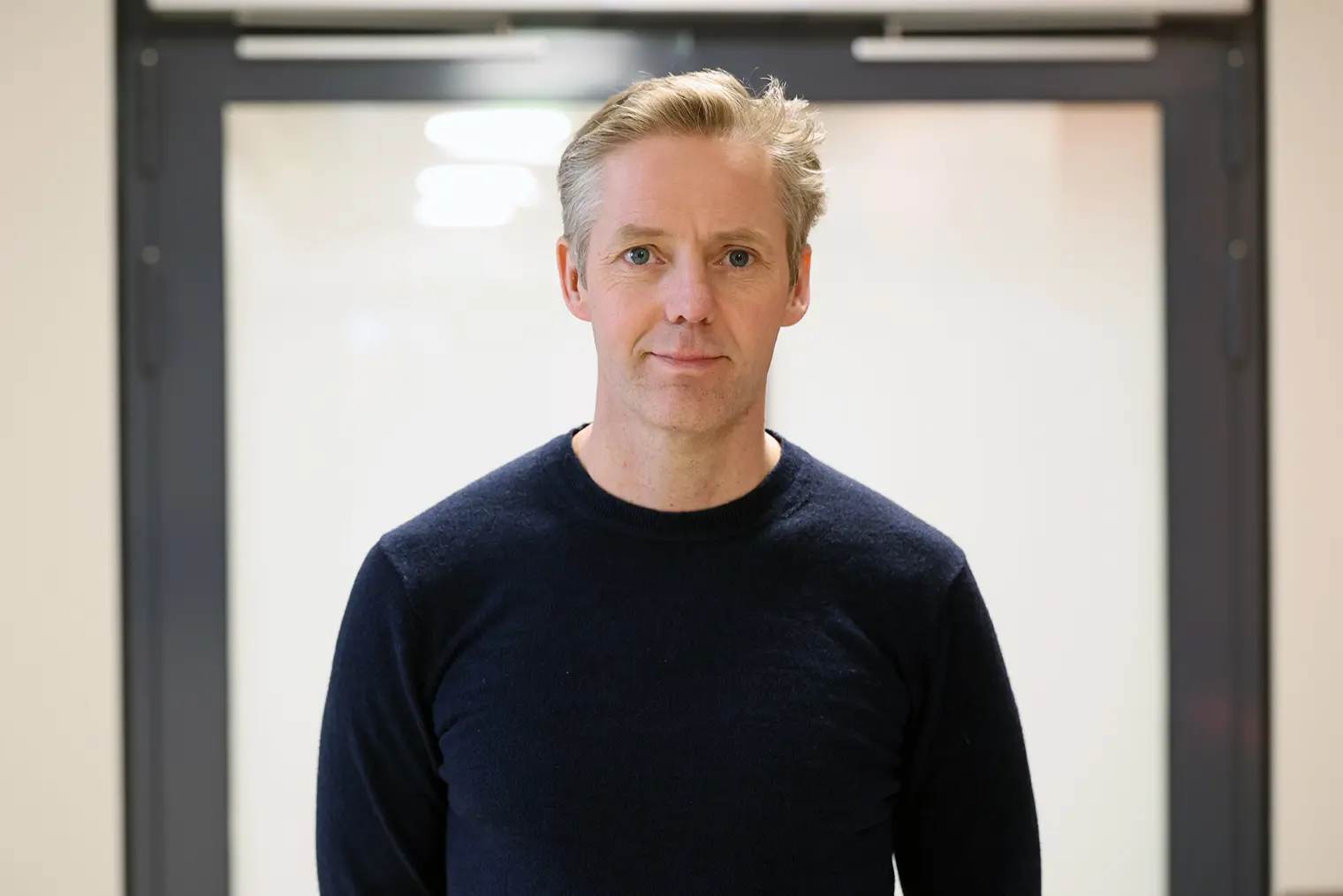 En mann i svart skjorte