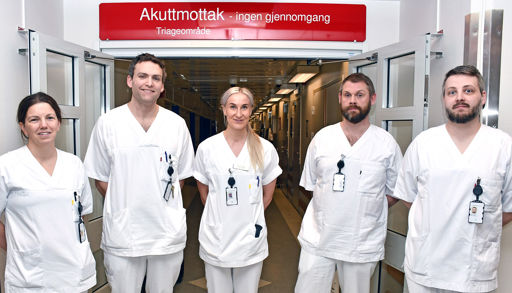 En gruppe mennesker iført hvite skjorter