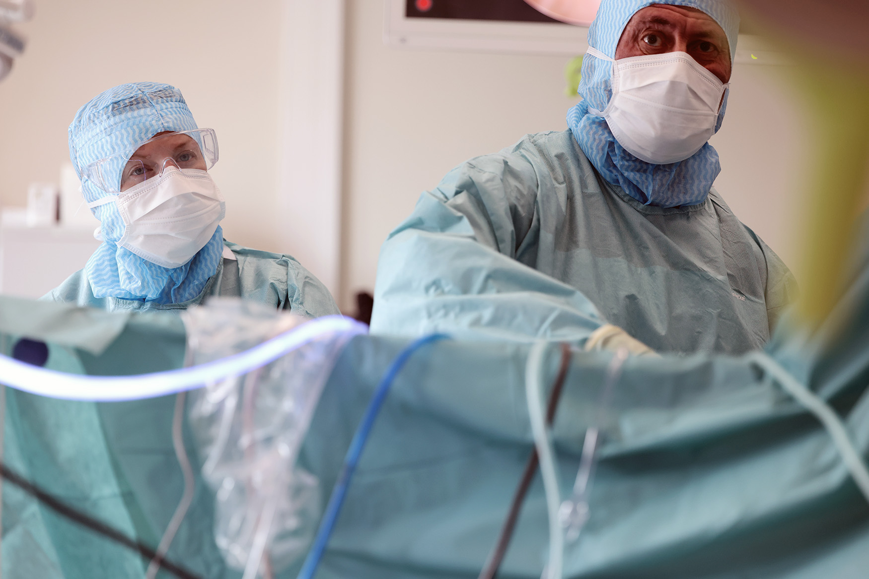 En gruppe kirurger som utfører kirurgi