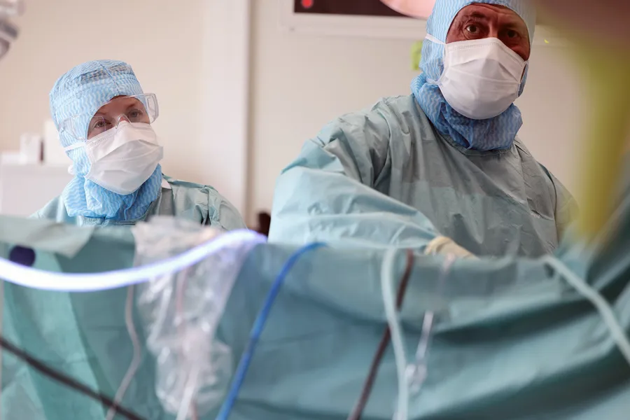 En gruppe kirurger som utfører kirurgi