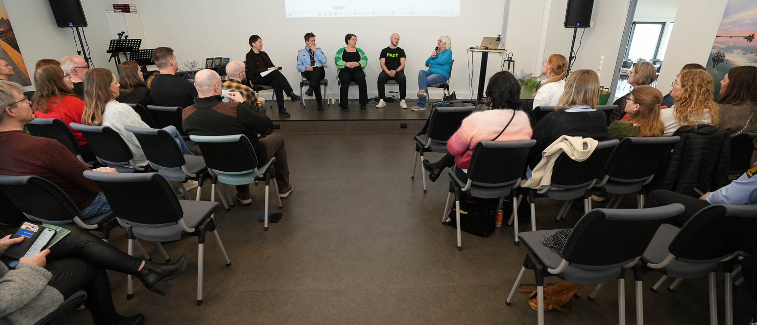 En gruppe mennesker som sitter i stoler