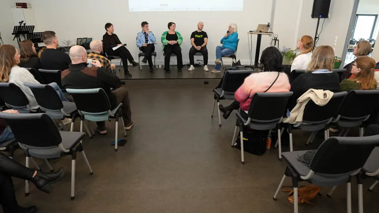 En gruppe mennesker som sitter i stoler