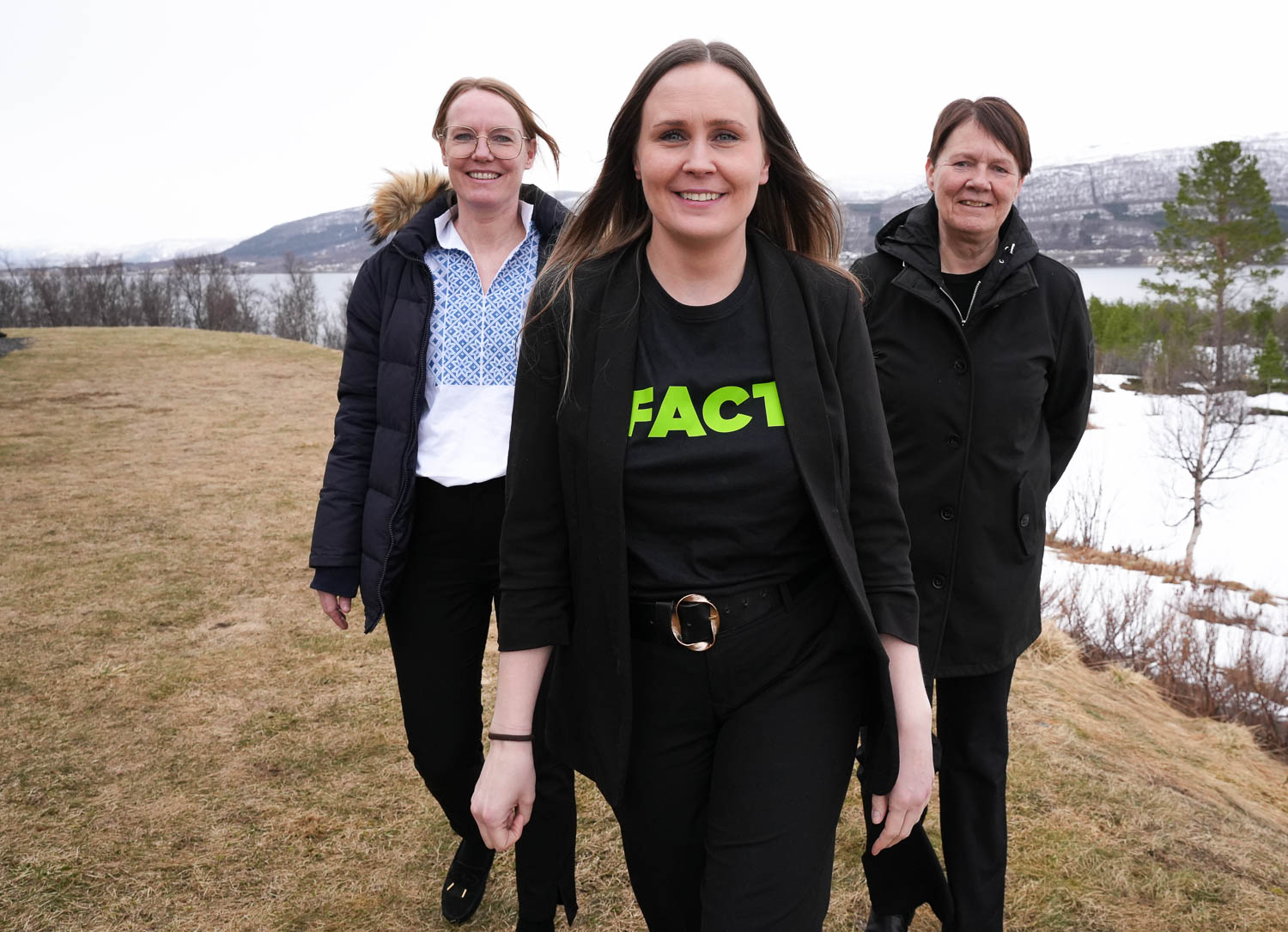 En gruppe kvinner som poserer for et bilde