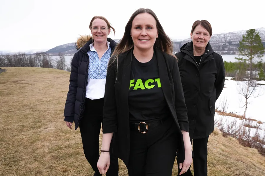 En gruppe kvinner som poserer for et bilde