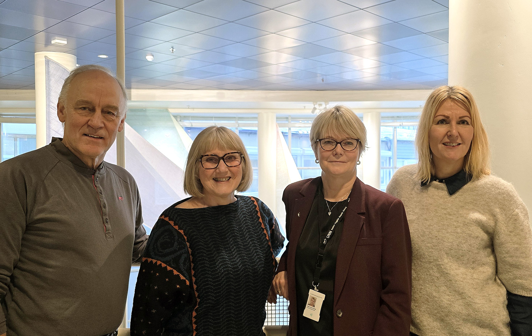 En gruppe mennesker som poserer for et bilde