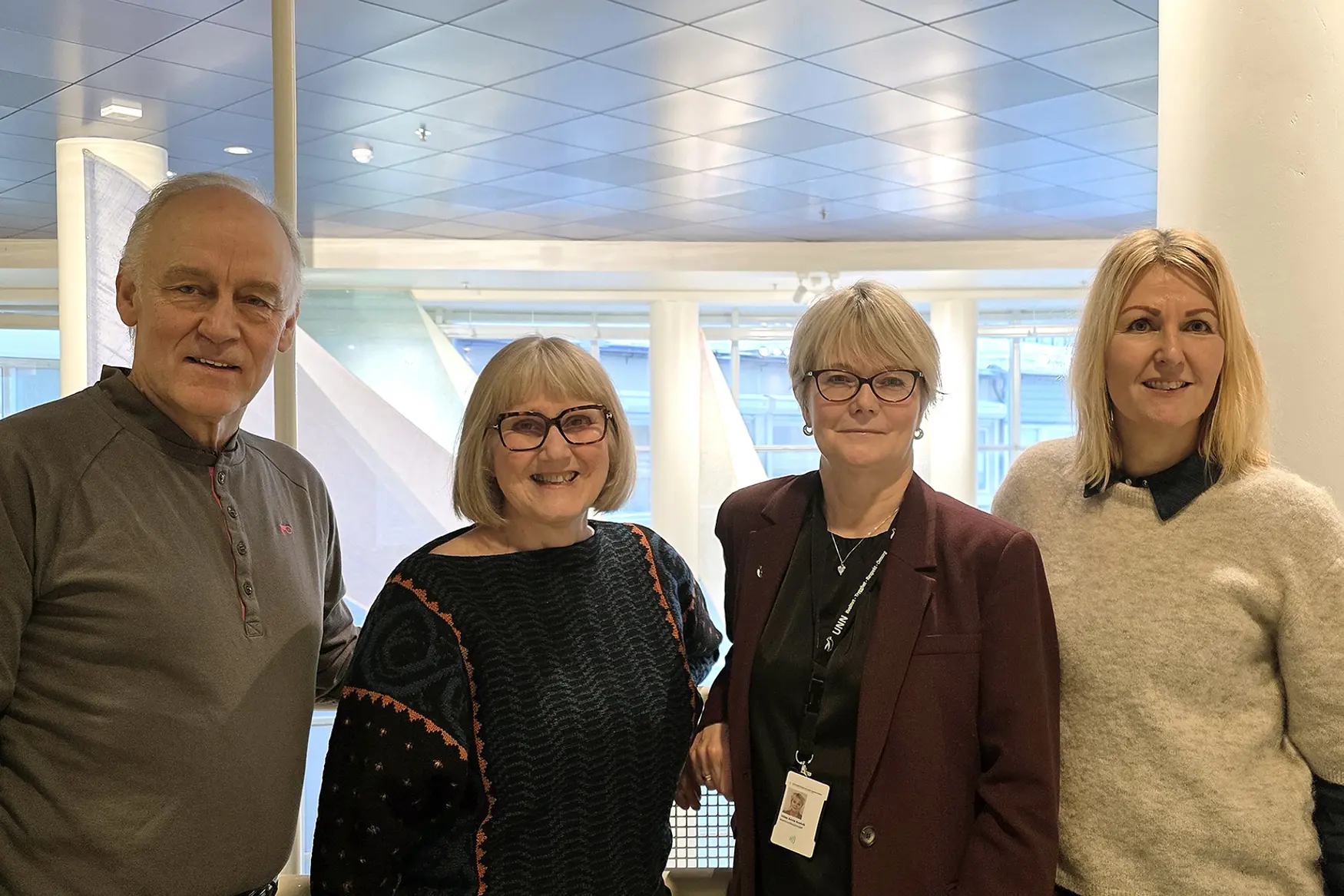 En gruppe mennesker som poserer for et bilde