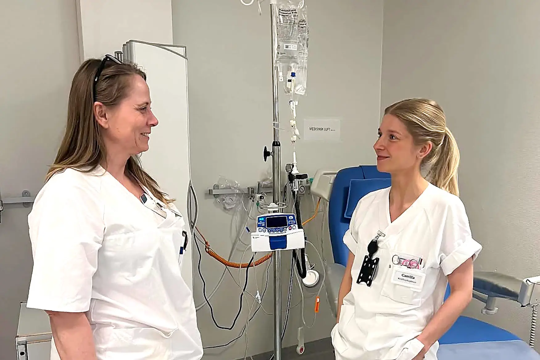 Et par kvinner i hvite frakker