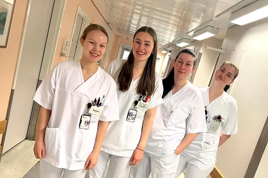 En gruppe kvinner iført hvite uniformer