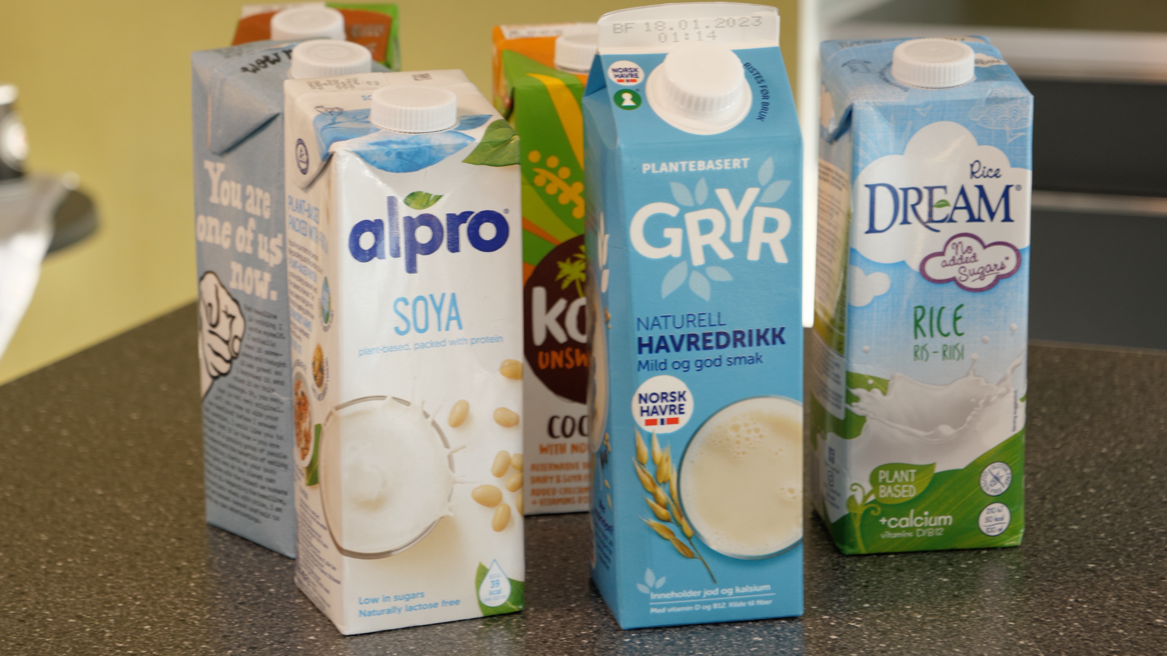 En gruppe produkter på en teller