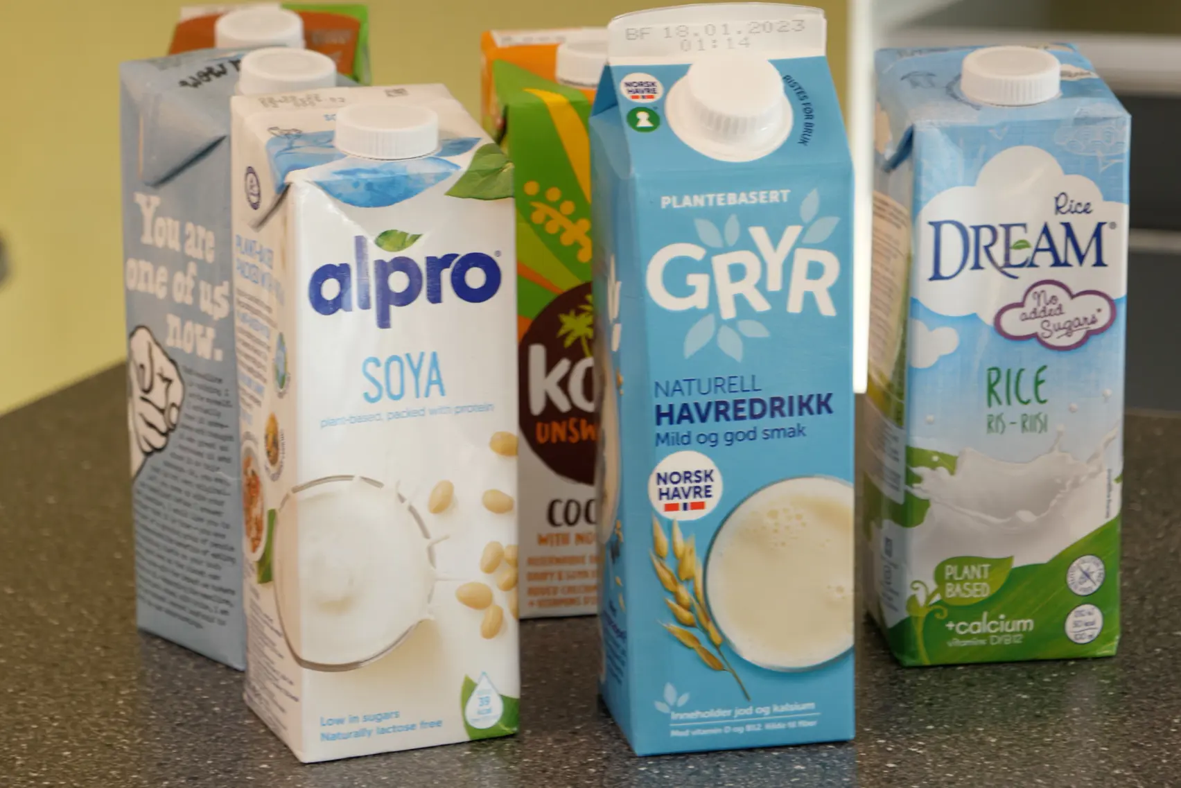 En gruppe produkter på en teller