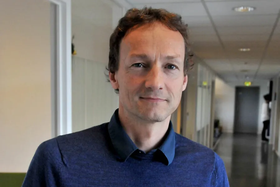 En mann i blå skjorte