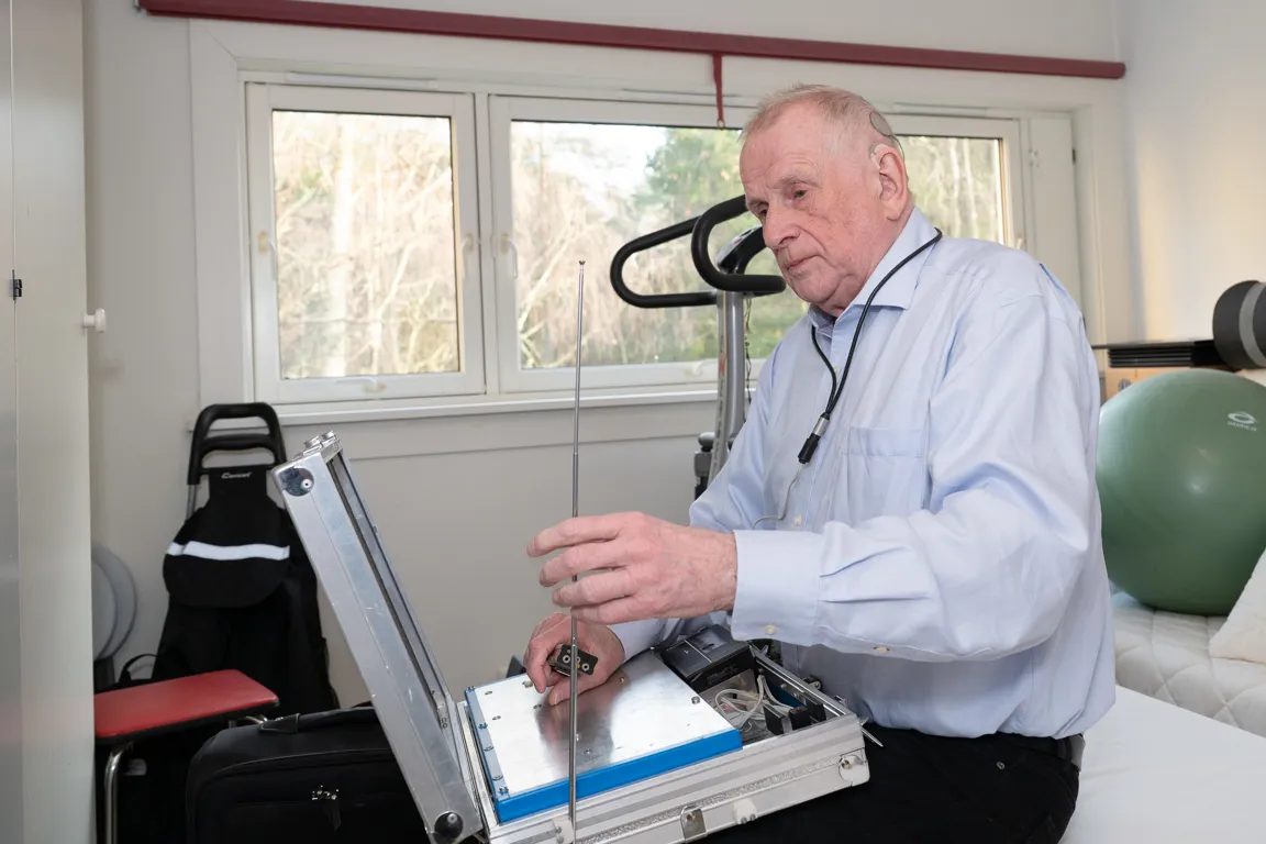 En mann som holder en koffert