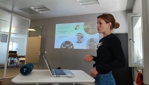 En person som står ved siden av en bærbar datamaskin