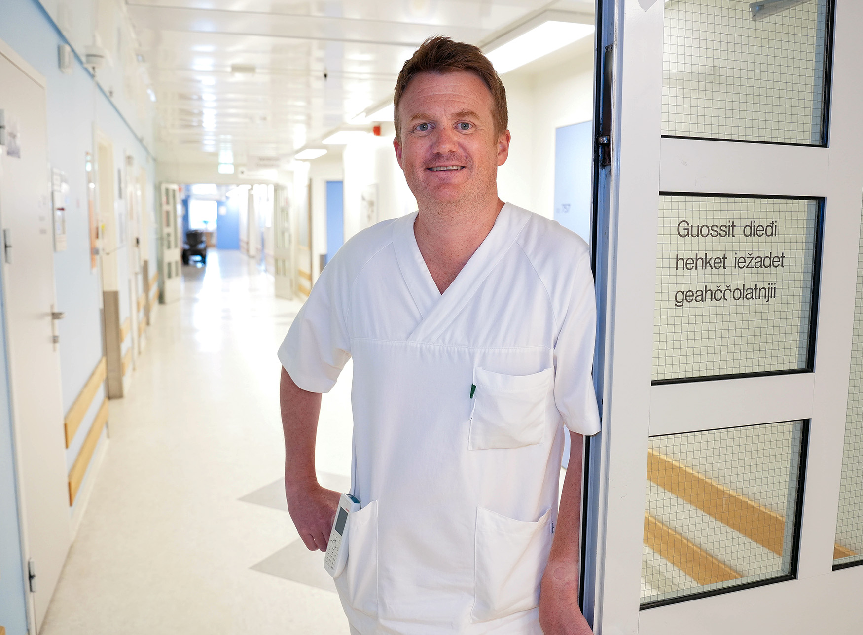 En mann som står i en korridor