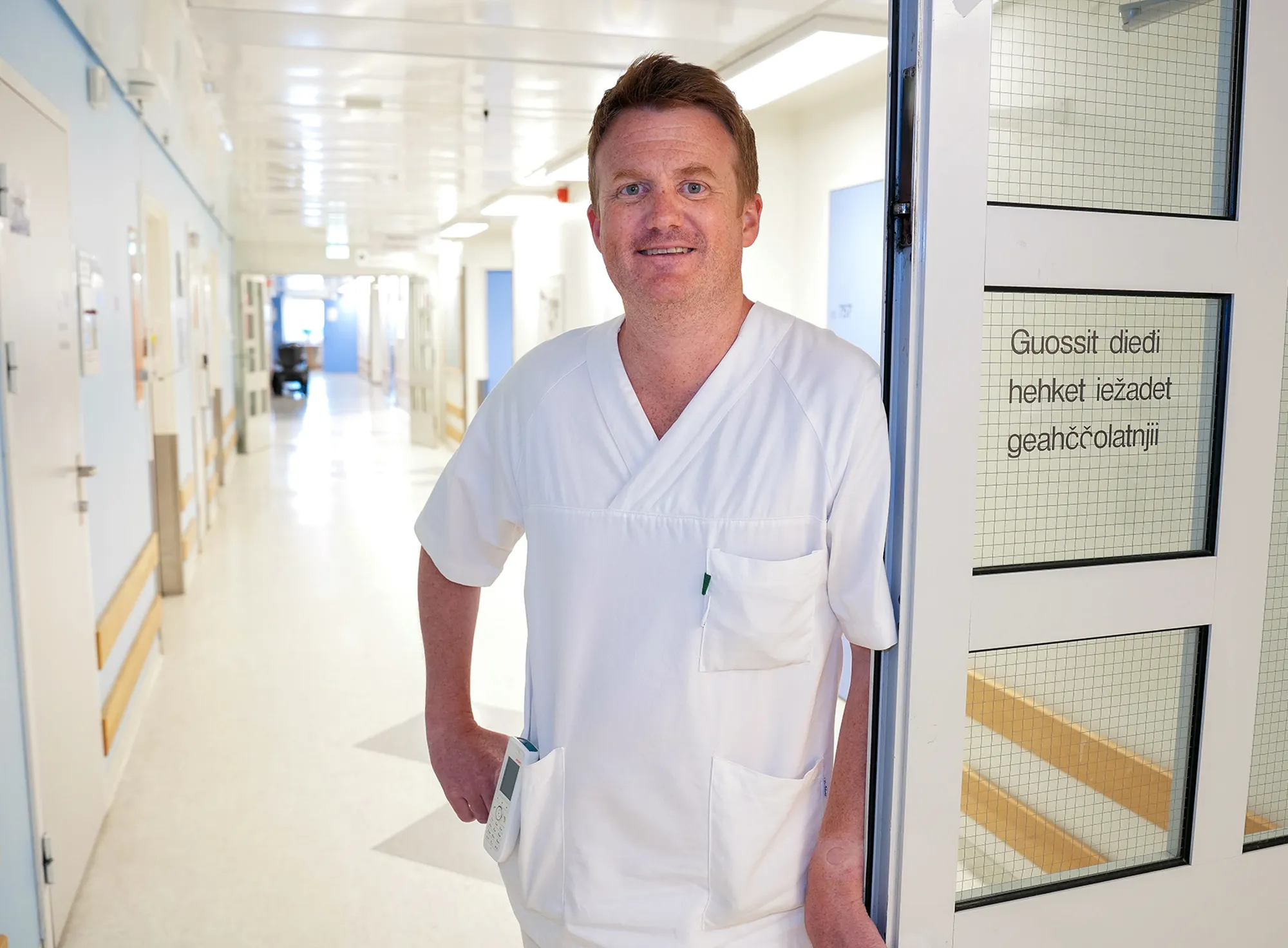 En mann som står i en korridor