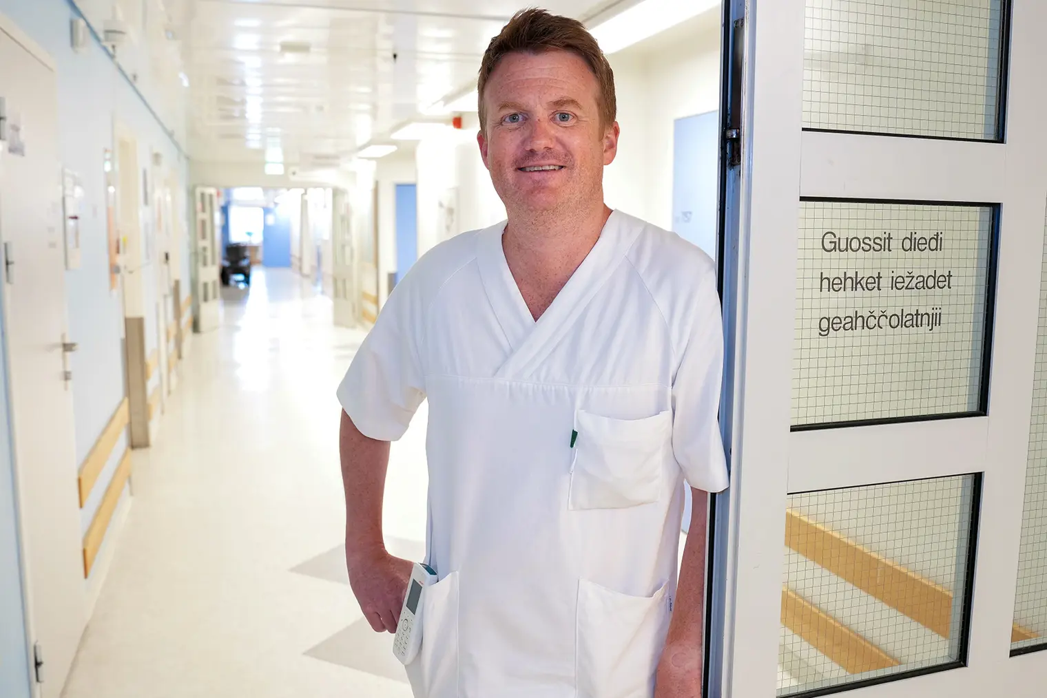 En mann som står i en korridor