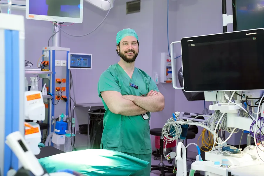 En mann på et sykehusrom