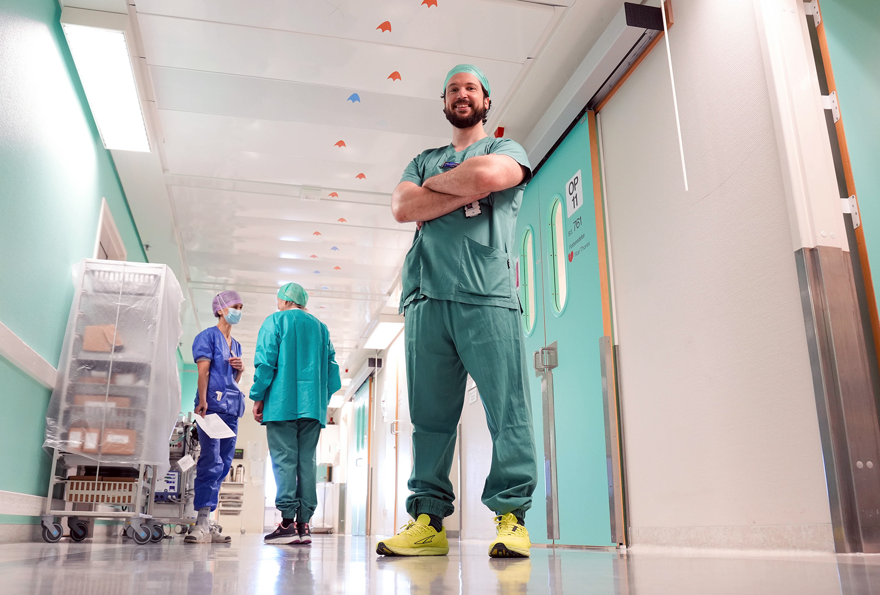 En gruppe mennesker i kirurgiske uniformer i et rom