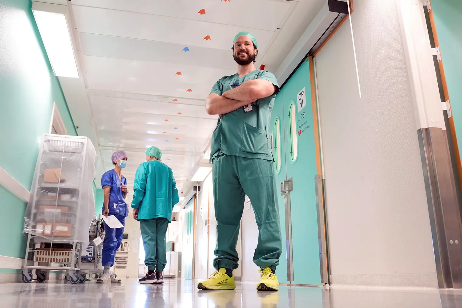 En gruppe mennesker i kirurgiske uniformer i et rom