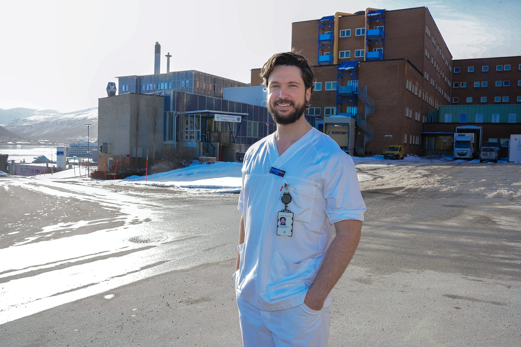 En mann som står i et snødekt område