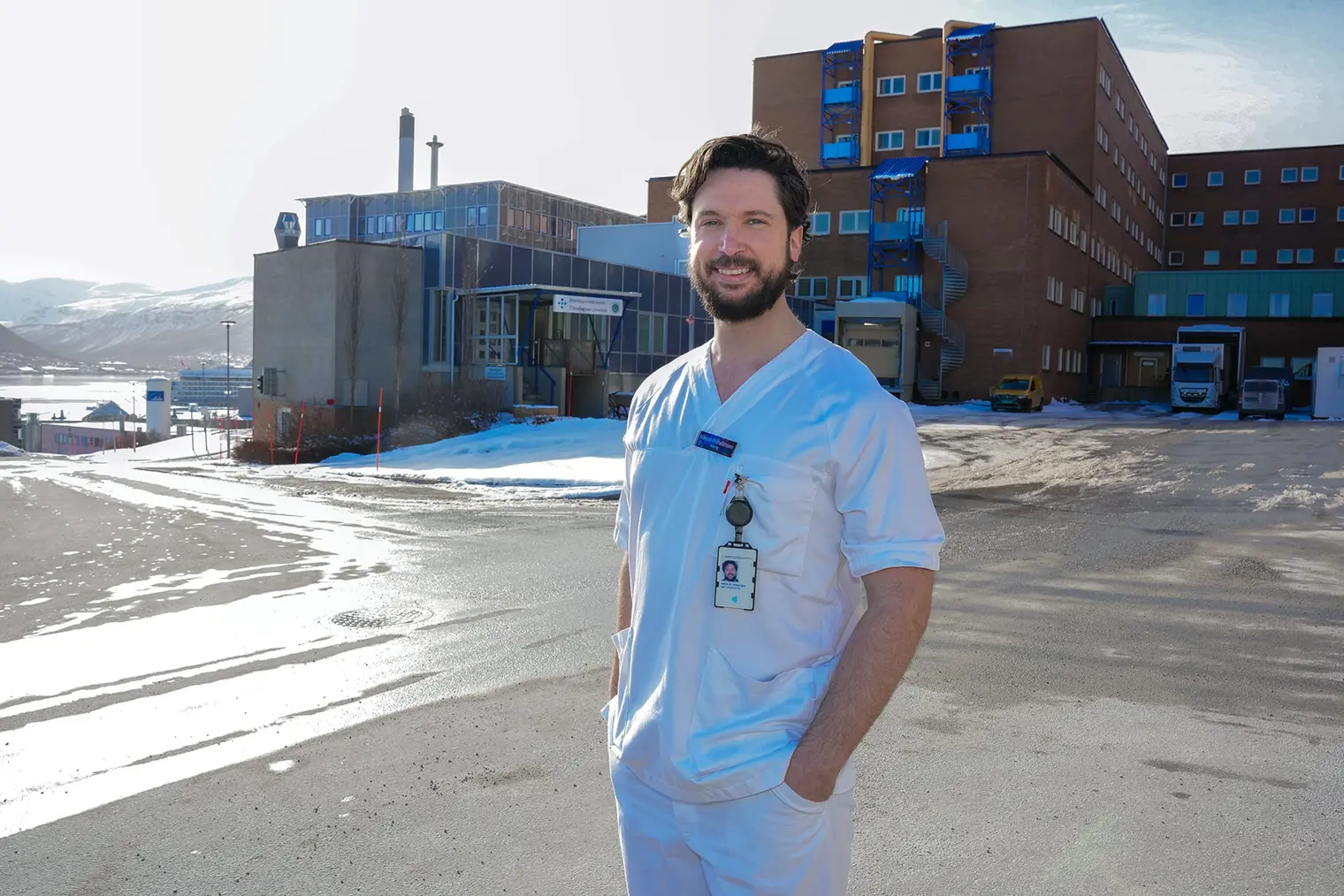 En mann som står i et snødekt område