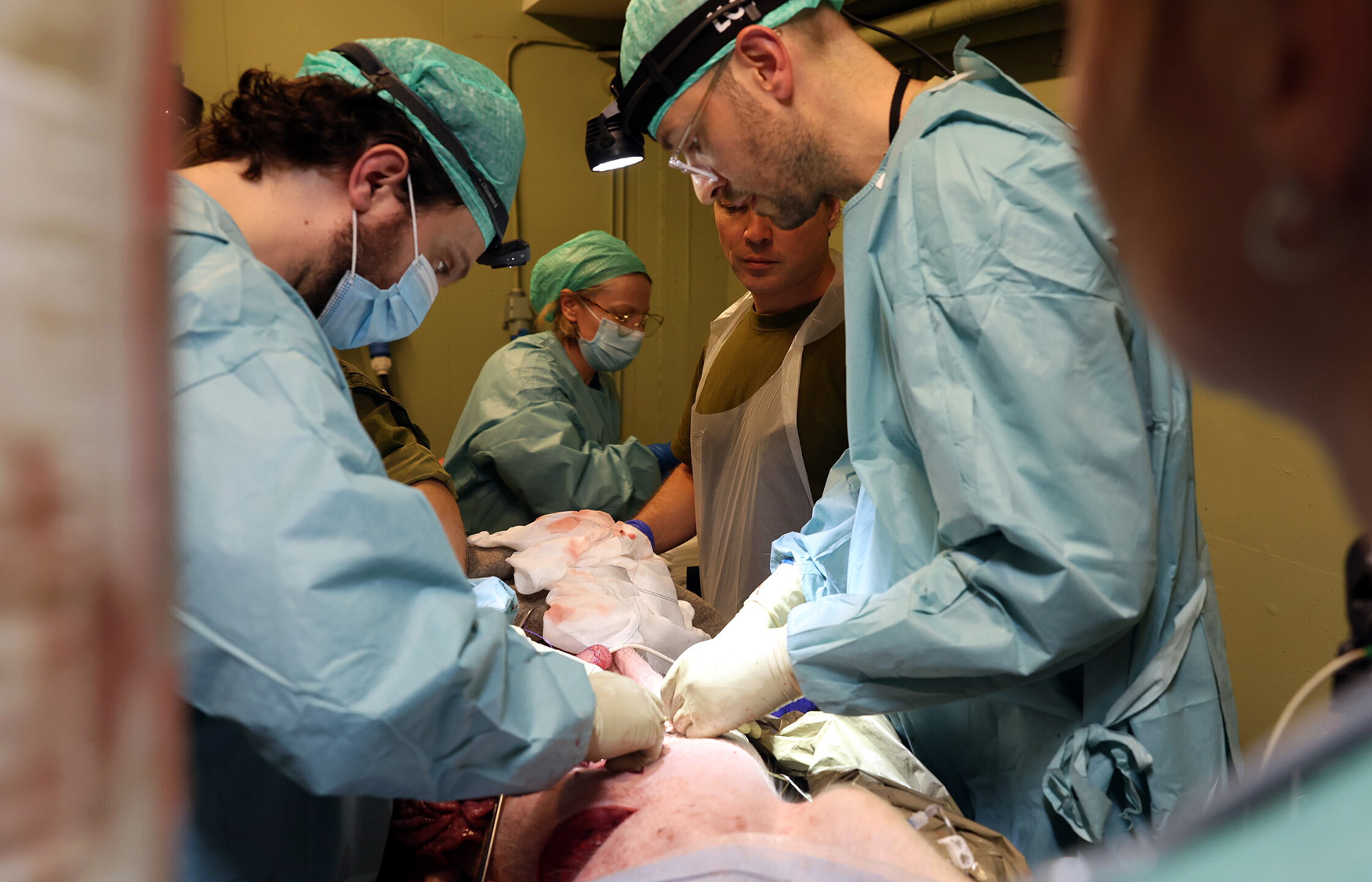 En gruppe leger som tar seg av en pasient