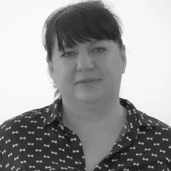 En person med svart og hvit skjorte