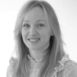 En kvinne med langt hår