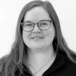 En kvinne med briller