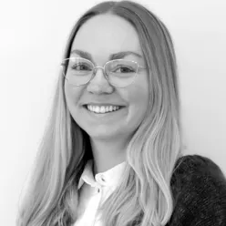 En kvinne med briller