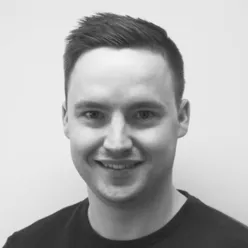 En mann som smiler til kameraet