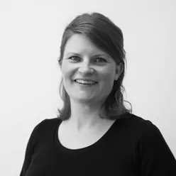 En kvinne som smiler til kameraet