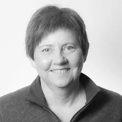 En mann som smiler til kameraet