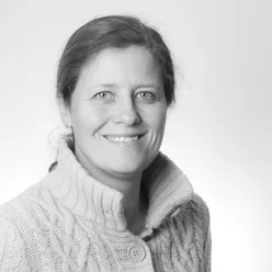 En mann som smiler til kameraet