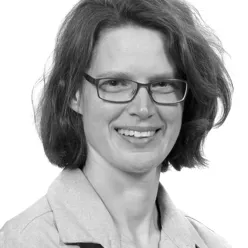 En person som bruker briller