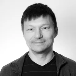 En mann som smiler til kameraet