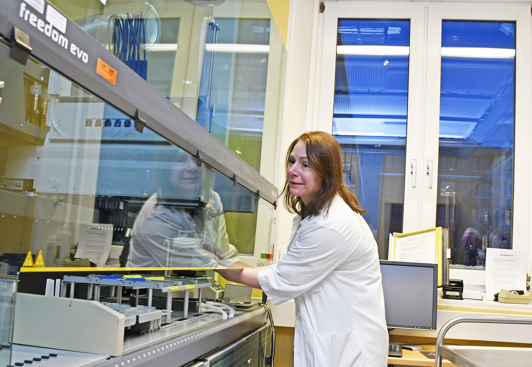 En kvinne i hvit frakk