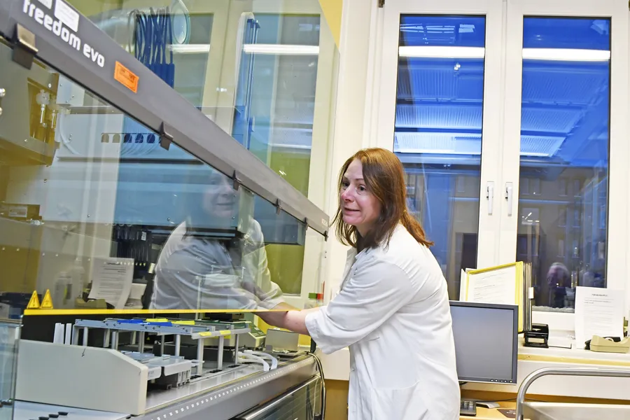 En kvinne i hvit frakk