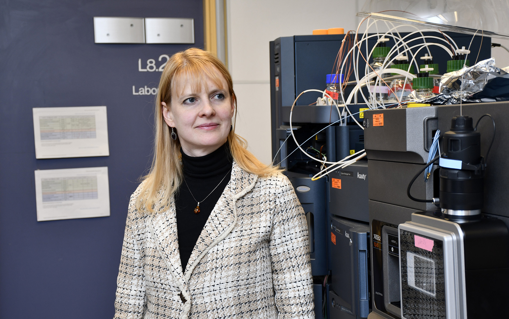 En kvinne som står foran en datamaskin