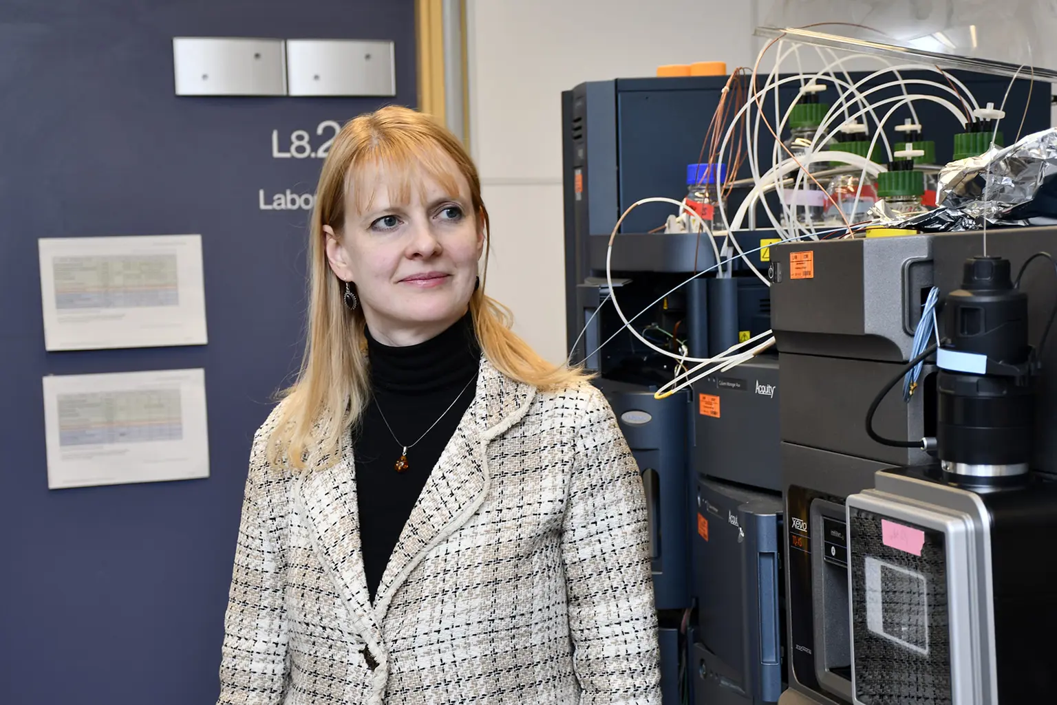 En kvinne som står foran en datamaskin