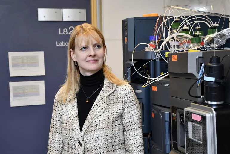 En kvinne som står foran en datamaskin