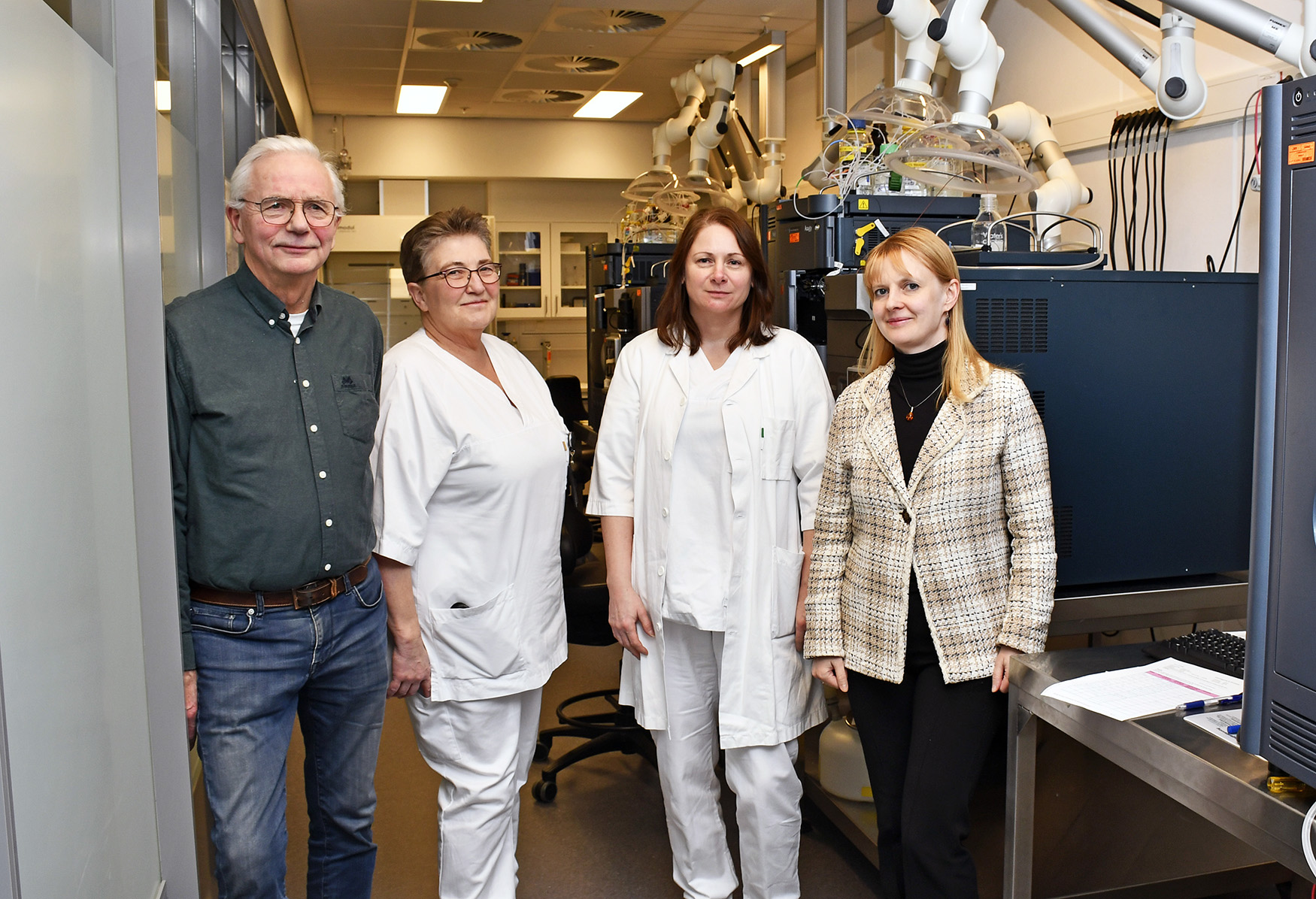 En gruppe mennesker som poserer for et bilde