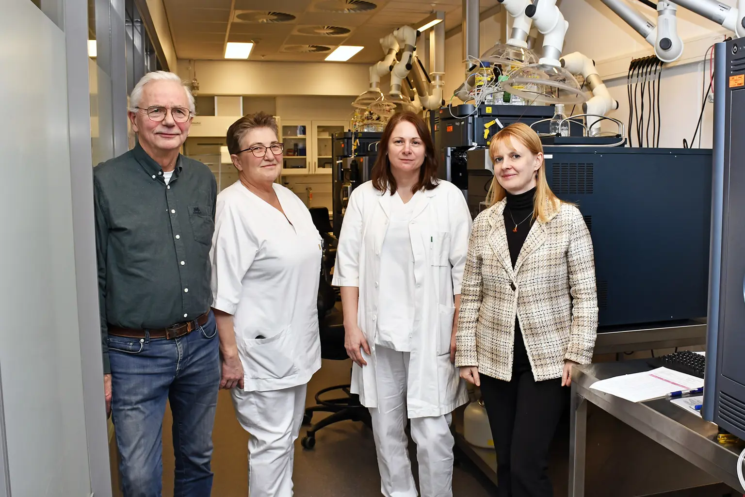 En gruppe mennesker som poserer for et bilde