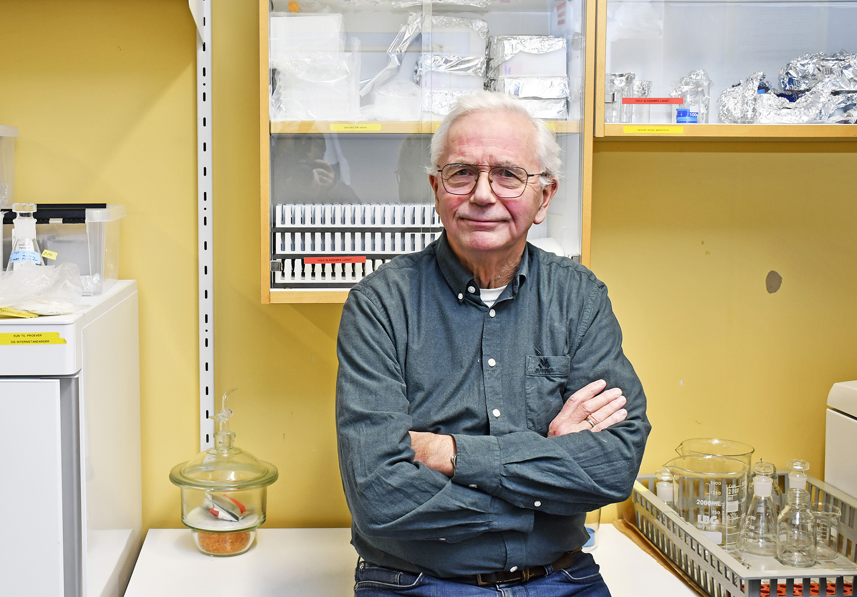 En mann som står på kjøkkenet