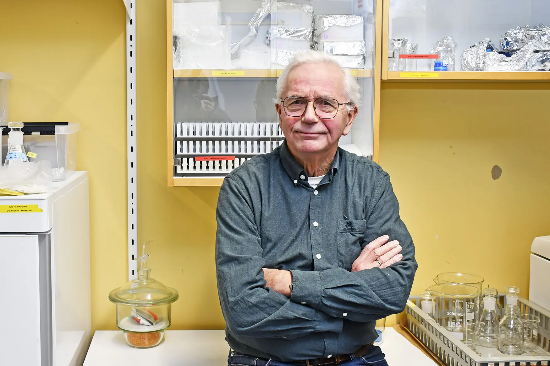 En mann som står på kjøkkenet